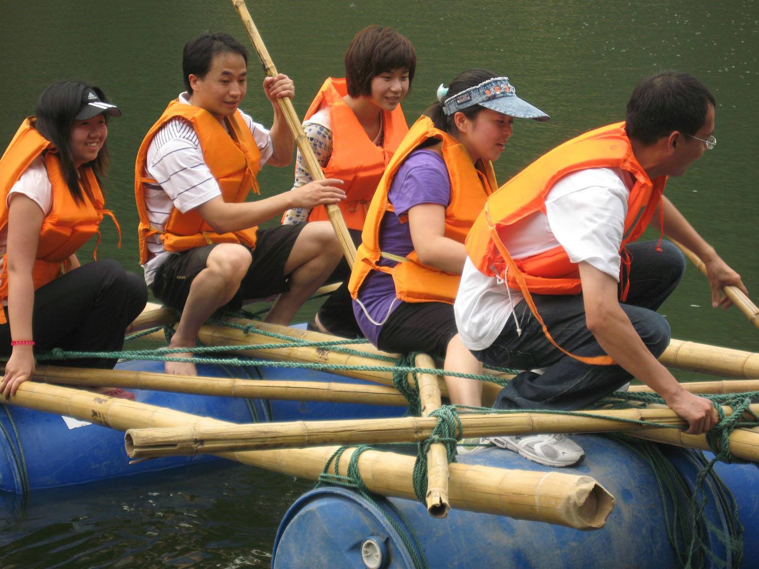 扎筏泅渡團(tuán)建